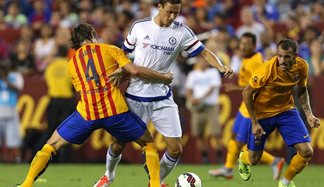 Pemain Chelsea Nemanja Matic berusaha melewati pemain Barcelona Ivan Rakitic pada Laga International Champions Cup di FedEx Field, AS, Rabu (29/7/2015) pagi WIB. (AFP/Getty Images/ Patrick Smith)