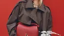 Model Nora Attal dan Lily Donaldson juga muncul dalam salah satu foto berpose di dinding merah sambil memegang tas dengan warna senada. [Dok/Burberry]