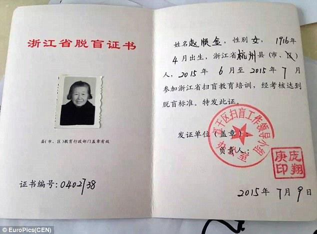 Sertifikat bisa membaca dan menulis untuk nenek Zhao | Photo: Copyright dailymail.co.uk