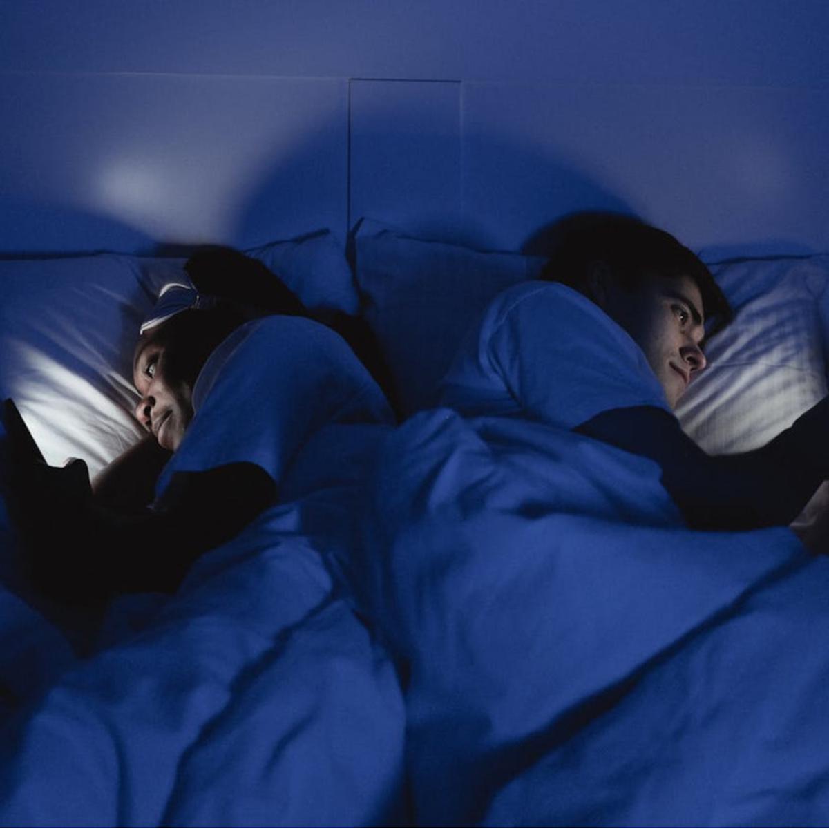 Ilustrasi Bermain HP Sebelum Tidur