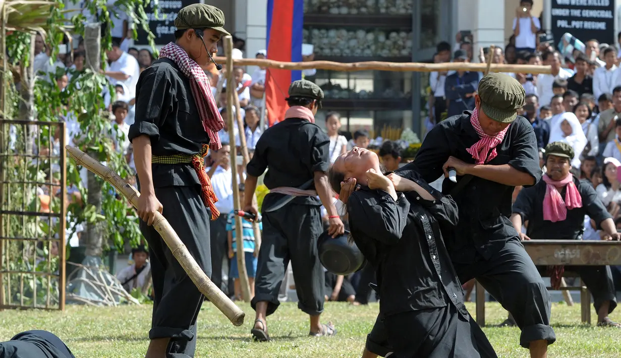 Sejumlah aktor melakukan teatrikal saat memperingati Hari Kemarahan di  Phnom Penh, Kamboja, (20/5). Ratusan orang berkumpul untuk mengingat mereka yang tewas selama rezim Khmer Merah. (AFP PHOTO/TANG CHHIN SOTHY)