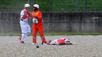 Pembalap cadangan Ducati, Michele Pirro, mengalami kecelakaan fatal pada sesi latihan bebas kedua (FP2) MotoGP Italia, di Sirkuit Mugello, Jumat (1/6/2018). (AFP/Tiziana Fabi)