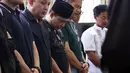 Sebagai anak, Anang Hermansyah ikut dalam barisan salat jenazah. Usai sholat zuhur, almarhum langsung disalatkan dan kemudian diantarkan ke peristirahatan terakhirnya. (Nurwahyunan/Bintang.com)