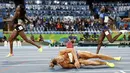  Pelari Belanda, Dafne Schippers, terjatuh setelah finis kedua dan meraih medali perak dalam final lari 200m putri Olimpiade Rio 2016 di Olympic Stadium, Rio de Janeiro, Brasil, (17/8/2016). (AFP/Adrian Dennis)