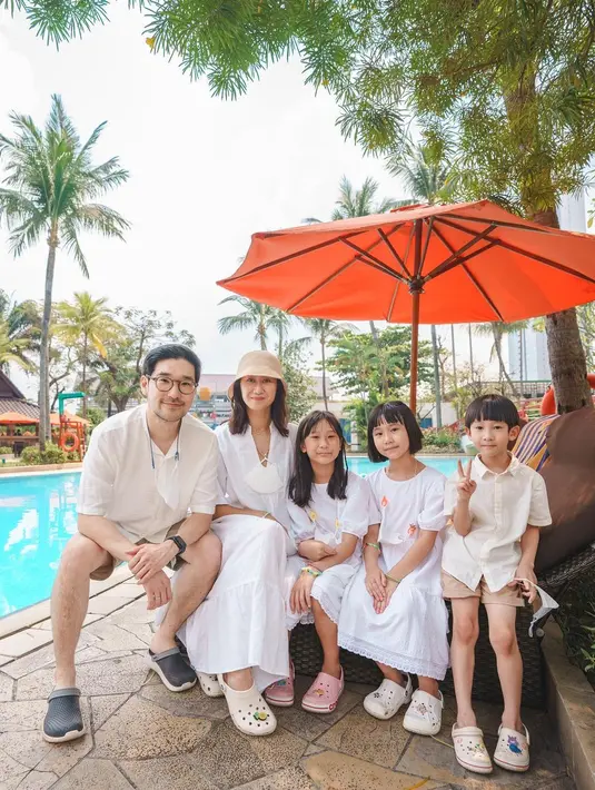Sesampainya di Jakarta, mereka sempat menghabiskan waktu staycation di salah satu hotel mewah. Di momen itu, Appa Jay, Mama Gina, Suji, Yunji, dan Jio tampil kompak kenakan baju nuansa warna putih. (Instagram/kimbabfamily.official).