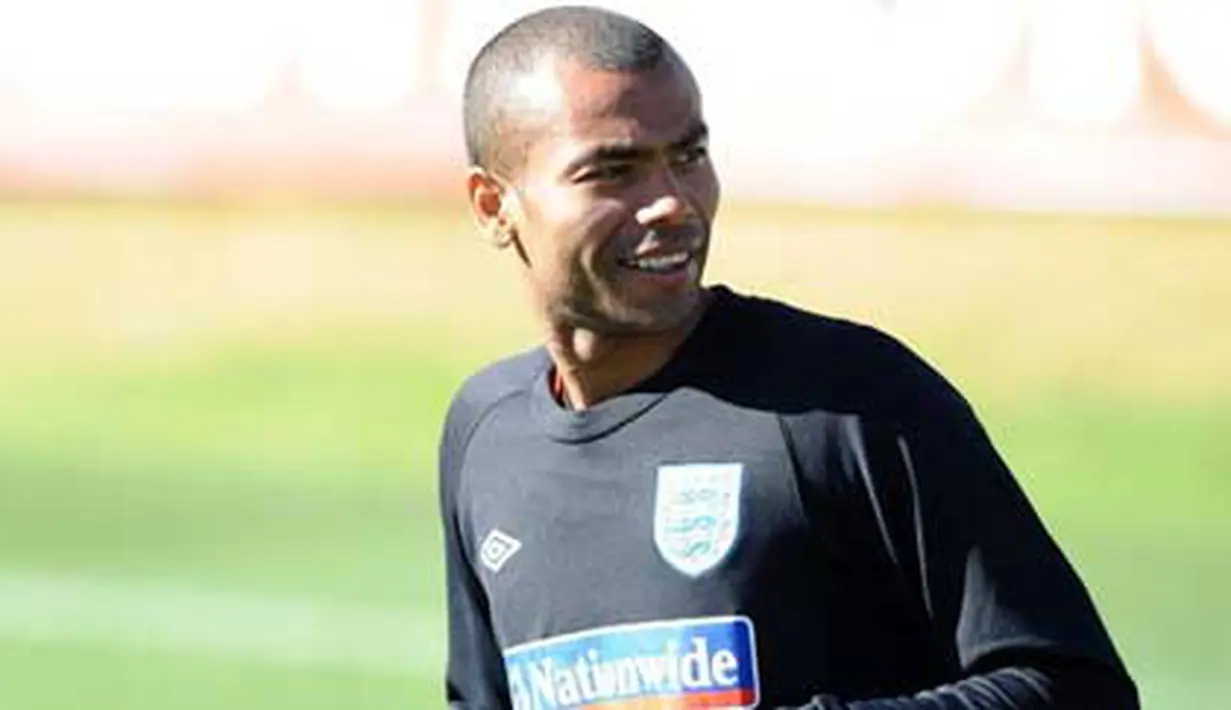 Gaya bek Inggris Ashley Cole saat latihan di Royal Bafokeng Sports Campus, Rustenburg, 15 Juni 2010. AFP PHOTO / PAUL ELLIS 