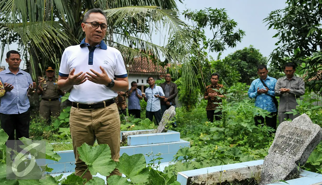 Ketua MPR RI Zulkifli Hasan bersama keluarga melakukan doa di pusara makam kedua orangtuanya di Desa Pisang, Kecamatan Penengahan, Kabupaten Lampung Selatan, Kamis (17/3). (Liputan6.com/Yoppy Renato)