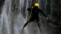 VIDEO: Musim Hujan Tiba, Penggiat Olahraga Canyoning Beraksi 