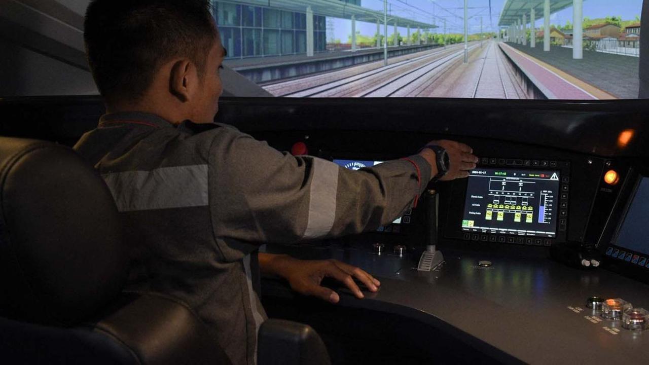 PT Kereta Cepat Indonesia China (KCIC) memberikan pelatihan kepada puluhan masinis Indonesia untuk mengoperasikan Kereta Cepat Whoosh di Depo Kereta Cepat Tegalluar, Kabupaten Bandung, Jawa Barat, Rabu (17/1/2024). Pelatihan ini diberikan kepada 72 calon 