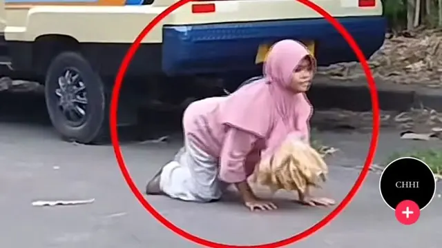 Video seorang gadis bernama Cyntya Afrianti Amala (17), warga Kendangsari Surabaya yang berjualan peyek sambil merangkak viral di media sosial (medsos). (Dok. Liputan6/Istimewa)
