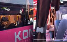 Meskipun Naik Bus yang Berbeda, Seorang Pria Tetap Meminta Nomor HP Cewek, Namanya Juga Usaha.