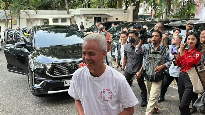 Momen capres nomor urut 3 Ganjar Pranowo pamer kaos unik di Media Center Teuku Umar, Menteng, Jakarta Pusat, Jumat (22/12/2023) sore. Hal itu dilakukan sebelum berangkat bareng Mahfud Md ke lokasi debat cawapres. (Liputan6.com/Nanda Perdana Putra)