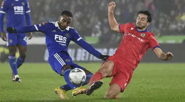 Bek Leicester City Ricardo Pereira berebut bola dengan bek Blackburn Rovers, Lewis Travis pada laga putaran ke-5 Piala FA 2022/2023 di Stadion King Power, Rabu (1/3/2023), dini hari WIB. Leicester City harus menyerah 1-2 saat menjamu Blackburn Rovers. (AP Photo/Rui Vieira)