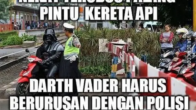 6 Potret Pengendara Motor Terjebak di Pintu Palang Kereta Api Ini Bikin Deg-degan