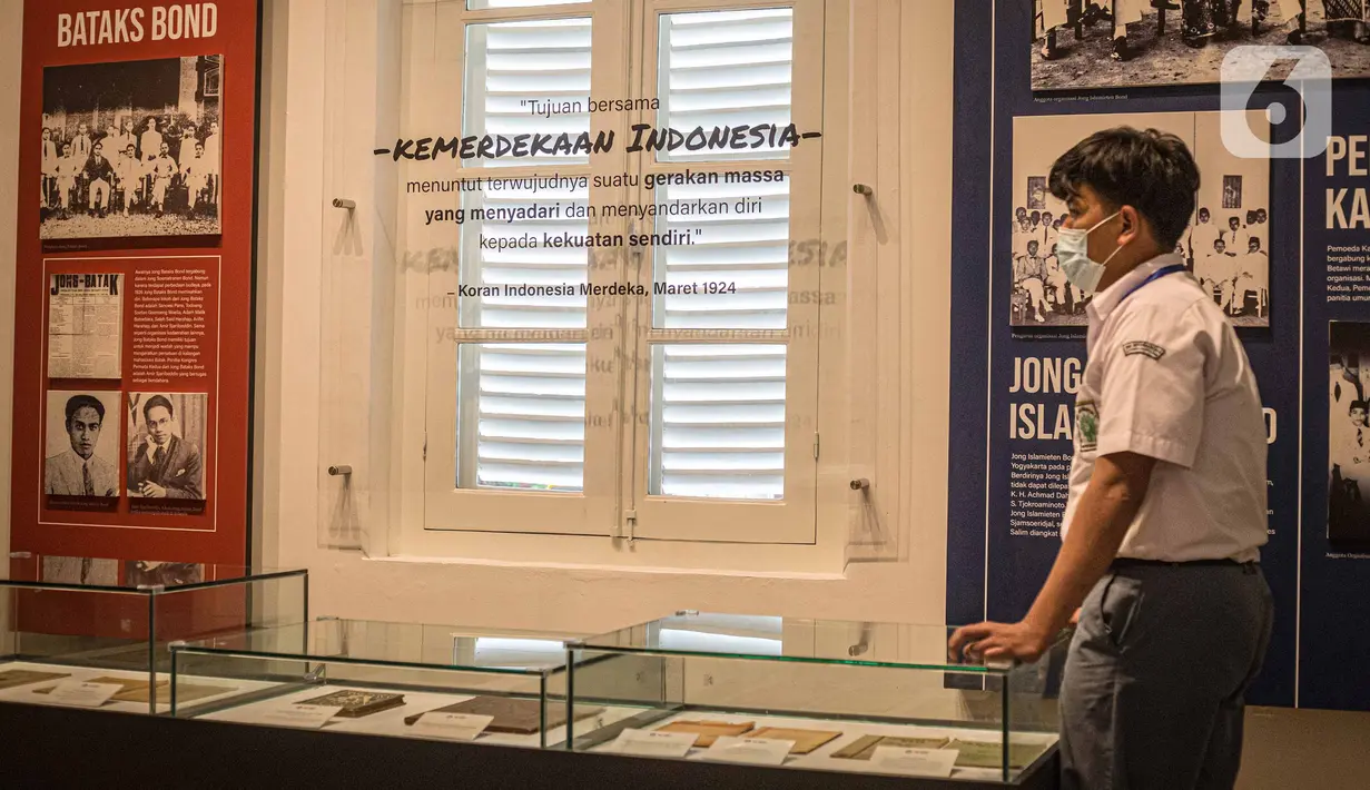 Pengunjung melihat-lihat Museum Sumpah Pemuda, Jakarta, Kamis (24/3/2022). Museum Sumpah Pemuda menampilkan sejumlah perubahan dalam format penyajian informasi ke dalam bentuk teknologi digital untuk menarik perhatian pengunjung. (Liputan6.com/Faizal Fanani)