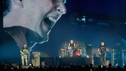 Layar besar menampilkan gambar penyanyi Muse, Matt Bellamy saat grup band tersebut tampil pada konser ALTer EGO iHeartRadio di Kia Forum, Inglewood, California, Amerika Serikat, 14 Januari 2023. Muse membawakan lagu-lagu hit sepanjang karier mereka saat tampil di iHeartRadio ALTer EGO 2023. (AP Photo/Chris Pizzello)