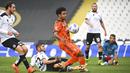 Pemain Juventus, Weston McKennie, berusaha melewati pemain Spezia pada laga Liga Italia di Stadion Dino Manuzzi, Minggu (1/11/2020). Juventus menang dengan skor 4-1. (Massimo Paolone/LaPresse via AP)