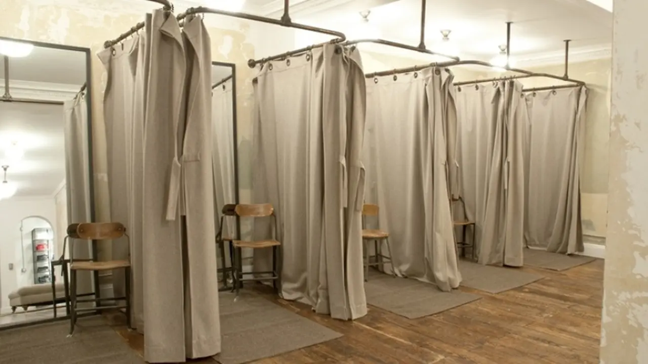 kamar ganti pakaian
