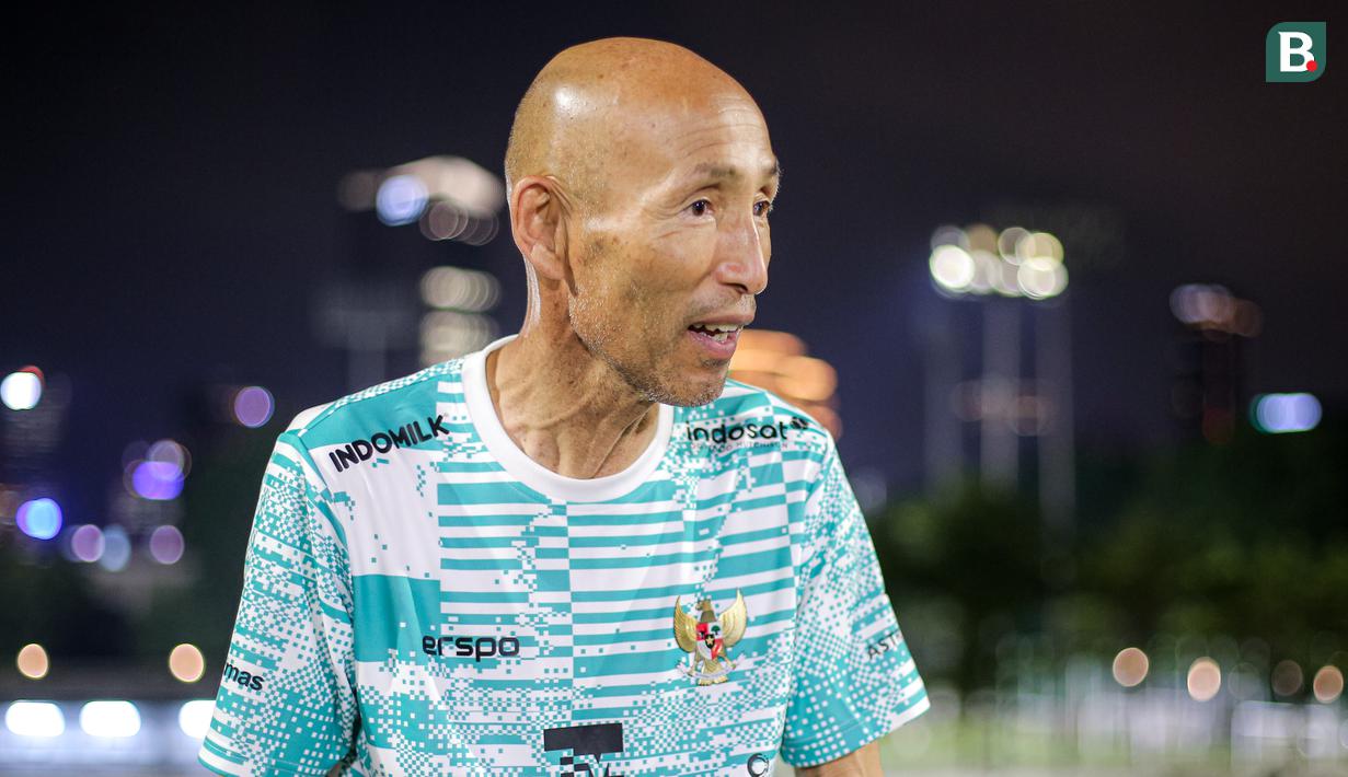 <p>Pelatih Timnas Indonesia Putri U-17, Satoru Mochizuki saat latihan Timnas Indonesia Putri U-17 yang berlangsung di Lapangan A Kompleks Stadion Utama Gelora Bung Karno (SUGBK), Senayan, Jakarta, Rabu (27/03/2024). Latihan tersebut merupakan bentuk persiapan untuk Piala Asia U-17 yang bergulir di Bali pada 6-19 Mei 2024. (Bola.com/Bagaskara Lazuardi)</p>