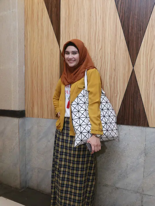 Fauzi Khaleev Putra Revolusi (3), anak semata wayang pasangan Zee Zee Shahab dengan Prabu Revolusi ini ketergantungan dengan gadget. (Nurwahyunan/Bintang.com)