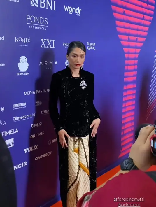 Faradina Mufti tampil elegan dengan kebaya Jawa warna hitam dan kain batik warna krem dari Tangan Prive.  [@faradinamufti].