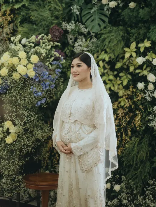 Erina Gudono tampil cantik memesona mengenakan outfit lace dengan detail cape di bagian atasnya. [Foto: Instagram/erinagudono]