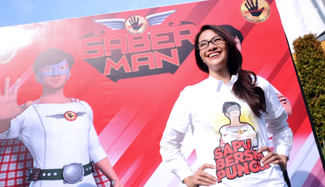 Artis Maudy Koesnaedi berpose usai social community gathering Satgas Saber Pungli di Jakarta, Minggu (17/9). Kemenko Polhukam meluncurkan maskot dan melakukan sosialisasi satgas saber pungli. (Liputan6.com/Helmi Fithriansyah) 