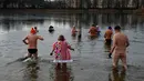 Anggota klub renang es "Berliner Seehunde" berenang di danau Orankesee, sebagai perayaan tahun baru di Berlin, Jerman (1/1). Terlihat kebanyakan dari mereka adalah orang tua berusia lanjut. (REUTERS/Fabrizio Bensch)