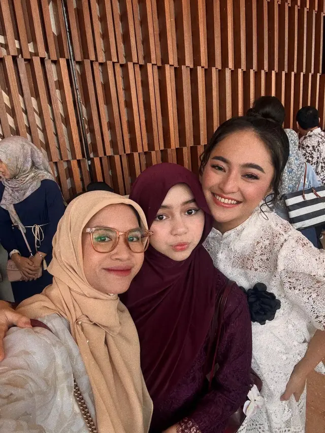 Sienna Putri Marshanda dengan Ibu Sambungnya (Foto: Instagram @nesyanabila)