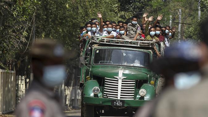 Para narapidana yang akan segera dibebaskan berada di atas truk saat pemberian amnesti yang menandai peringatan 74 tahun Hari Persatuan Myanmar di penjara Insein di Yangon, Myanmar, Jumat (12/2/2021). Kedua perintah tersebut ditandatangani oleh pemimpin junta militer Min Aung Hlain.  (AP Photo)