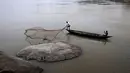 Seorang nelayan melempar jaring ikan menangkap ikan di sungai Brahmaputra di desa Kasoshila di Gauhati, India (21/10/2019). Brahmaputra adalah salah satu sungai terbesar di Asia, yang melewati wilayah Tibet China, India, dan Bangladesh sebelum konvergen ke Teluk Benggala. (AP Photo/Anupam Nath)