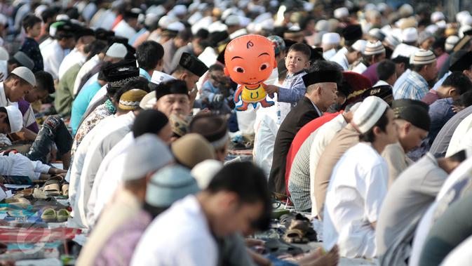 Umat muslim mendengarkan khotbah usai melaksanakan salat Idul Adha 2016/1437 H di Pelabuhan Sunda Kelapa, Jakarta, Senin (12/9). Nuansa khas pelabuhan menjadi keunikan tersendiri saat salat Idul Adha di tempat ini. (/Yoppy Renato)