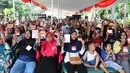 Warga menunjukkan kartu keluarga sejahtera saat Penyaluran Bantuan Sosial Program Keluarga Harapan (PKH) tahun 2019 dan Bantuan Pangan Non Tunai (BPNT) di Depok, Jawa Barat, Selasa (12/2). (Liputan6.com/Herman Zakharia)