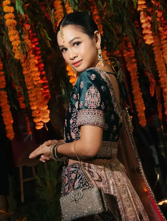 <p>Penampilan Andien Aisyah dalam perayaan Diwali 2024 benar-benar mencuri perhatian. [@andienaisyah].</p>