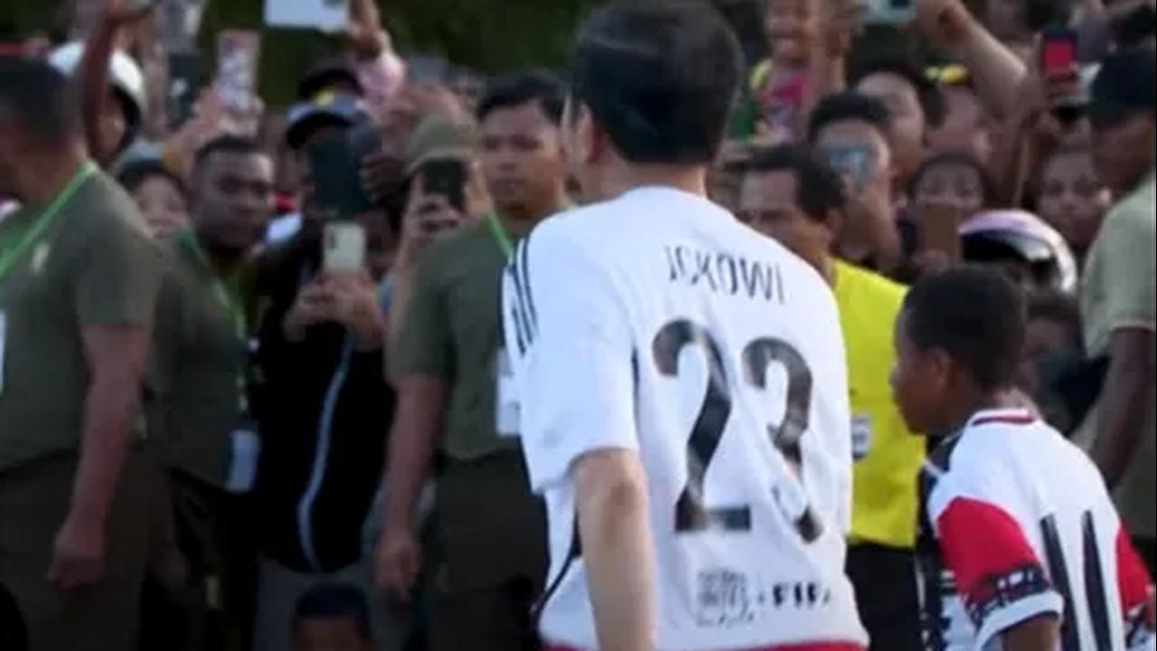 Melansir dari kanal YouTube Sekretariat Presiden, Kamis (23/11) Jokowi terekam memakai kaos berwarna putih dengan nomor punggung 23 lengkap dengan nama punggung JOKOWI.