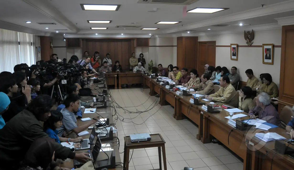 Suasana saat jumpa pers hasil investigasi terkait kasus obat bius di Gedung Kemenkes, Jakarta, Senin (23/3/2015).Nila mengatakan PT Kalbe Farma lalai saat memproduksi obat bius Buvanest Spinal. (Liputan6.com/Johan Tallo)