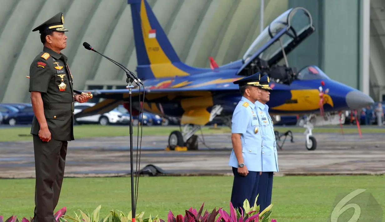 Panglima TNI Jenderal TNI Moeldoko bertindak sebagai inspektur upacara serah terima jabatan KASAU di Lanud Halim Perdanakusuma, Jakarta, Kamis (15/1/2015). (Liputan6.com/Herman Zakharia)