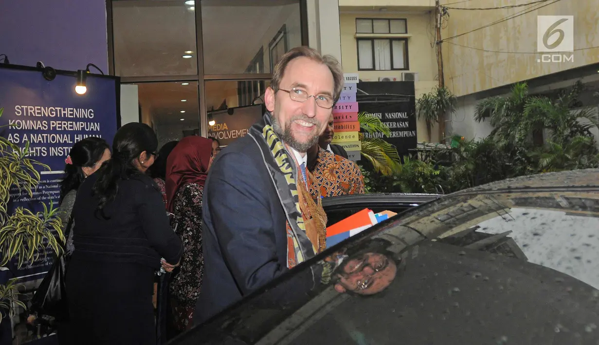 Komisaris HAM PBB, Zeid Ra'ad Al Hussein tersenyum usai melakukan dengan Komnas HAM dan Komnas Perempuan di Jakarta, Senin (5/2). Pertemuan tersebut dilakukan secara tertutup. (Liputan6.com/Herman Zakharia)