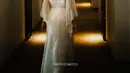 Ochi Rosdiana mengenakan bridal robe ini sebelum memakai baju adat Minang Koto Gadang. Ini potret tampak belakang Ochi Rosdiana mengenakan bridal robe. Sahabat Audi Marissa ini memilih bridal robe yang simpel namun elegan dengan memperlihatkan punggung indahnya. Model lengan bridal robe-nya yang lebar membuat bridal robe ini jadi semakin cantik. (Liputan6.com/IG/@ochi24)