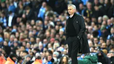 1. Pesangon - Pemberikan kontrak baru pada bulan Januari membuat Mou menjadi satu dari pelatih dunia dengan bayaran terbesar. Biaya yang harus dikeluarkan MU cukup besar jika memecat Mourinho. (AFP/Lindsay Parnaby