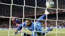 Penyerang Barcelona, Antoine Griezmann saat mencetak gol ke gawang Real Betis yang dijaga kiper Daniel Martin selama pertandingan La Liga Spanyol di stadion Camp Nou (25/8/2019). Griezmann mencetak dua gol di pertandingan ini dan mengantar Barcelona menang 5-2 atas Betis. (AFP Photo/Josep Lago)