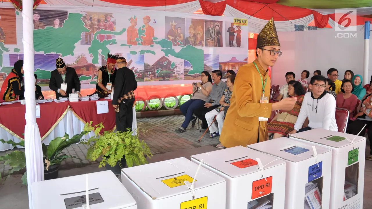 Petugas KPPS di Semarang Kenakan Pakaian Adat Nusantara
