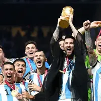 Pakai jubah Arab saat terima trofi Piala Dunia 2022, gaya Lionel Messi dikritik. @afaseleccion.