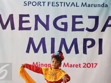 Seorang anak menari saat mengikuti Sport Festival Marunda di Rusunawa Marunda, Jakarta, Minggu (5/3). Melalui beragam kegiatan kreativitas, Yayasan Generasi Baru (Gen-B) mengajak anak-anak menjauhi narkoba. (Liputan6.com/Helmi Afandi)