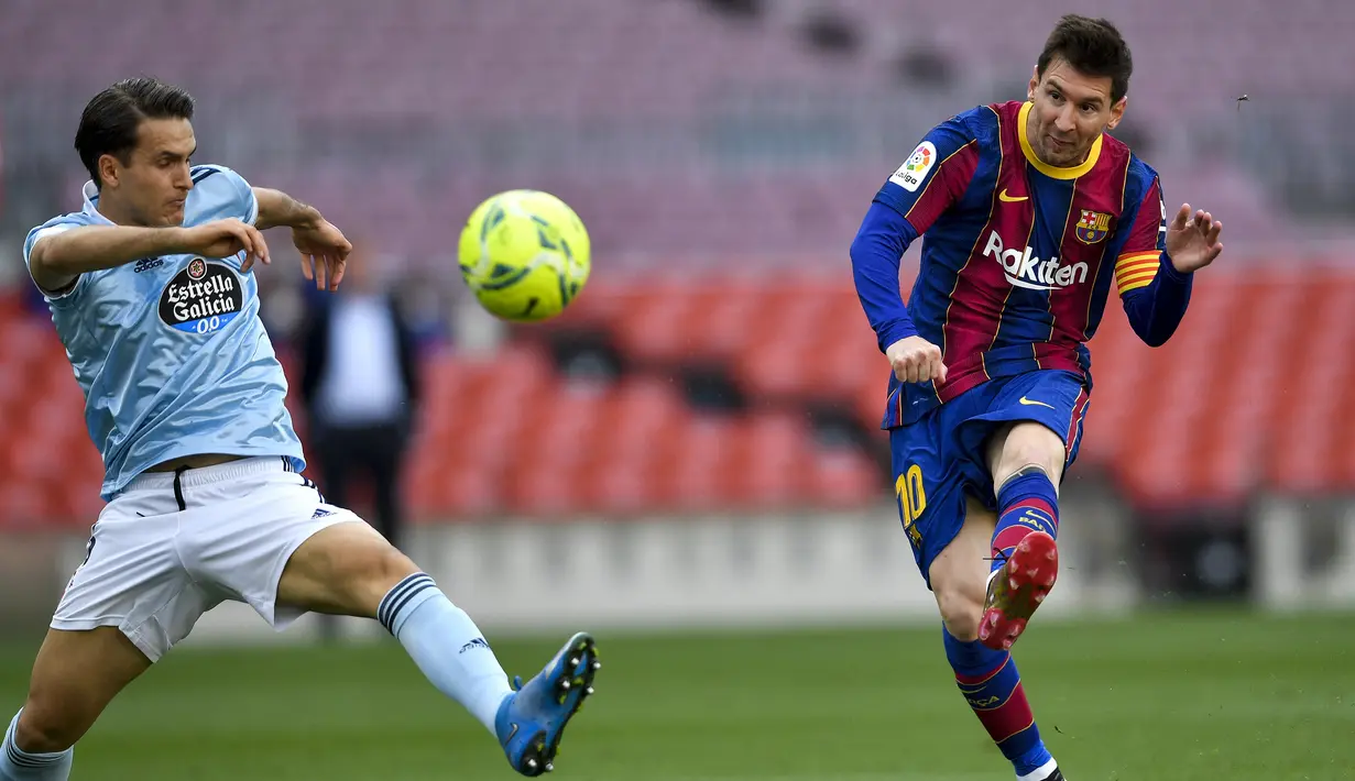 Lionel Messi. Legenda Barcelona ini akhirnya hengkang ke PSG awal musim 2021/2022 ini usai membela Barca sejak 2004/2005. Satu musim bersama Ronald Koeman pada 2020/2021, La Pulga tetap menjadi pilihan utama dan tampil dalam 47 laga di semua ajang dengan torehan 38 gol 14 assist. (AFP/Pau Barrena)