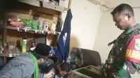 Anggota Koramil 05 Sawangan, Sertu Nurkosim bersama tokoh agama saat mendatangi warung yang menjual obat G di Curug, Bojongsari, Depok. (Istimewa)