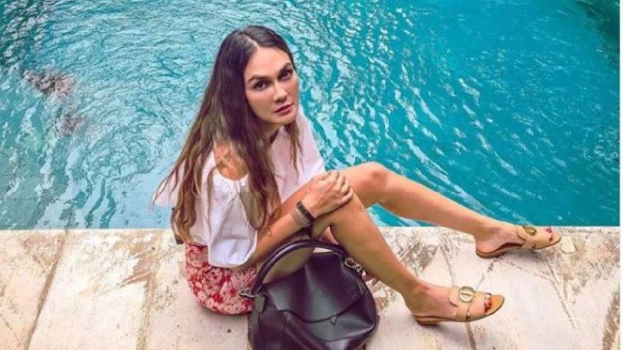 Berfoto di Pinggir Kolam Renang, Sepatu Luna Maya Jadi Sorotan