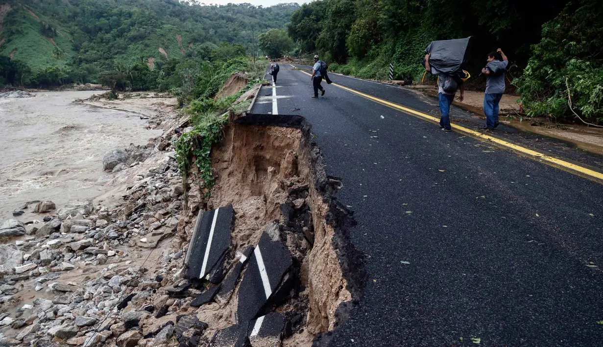 Badai yang masuk kategori 5 (sangat berbahaya) itu menimbulkan kerusakan. (FRANCISCO ROBLES/AFP)