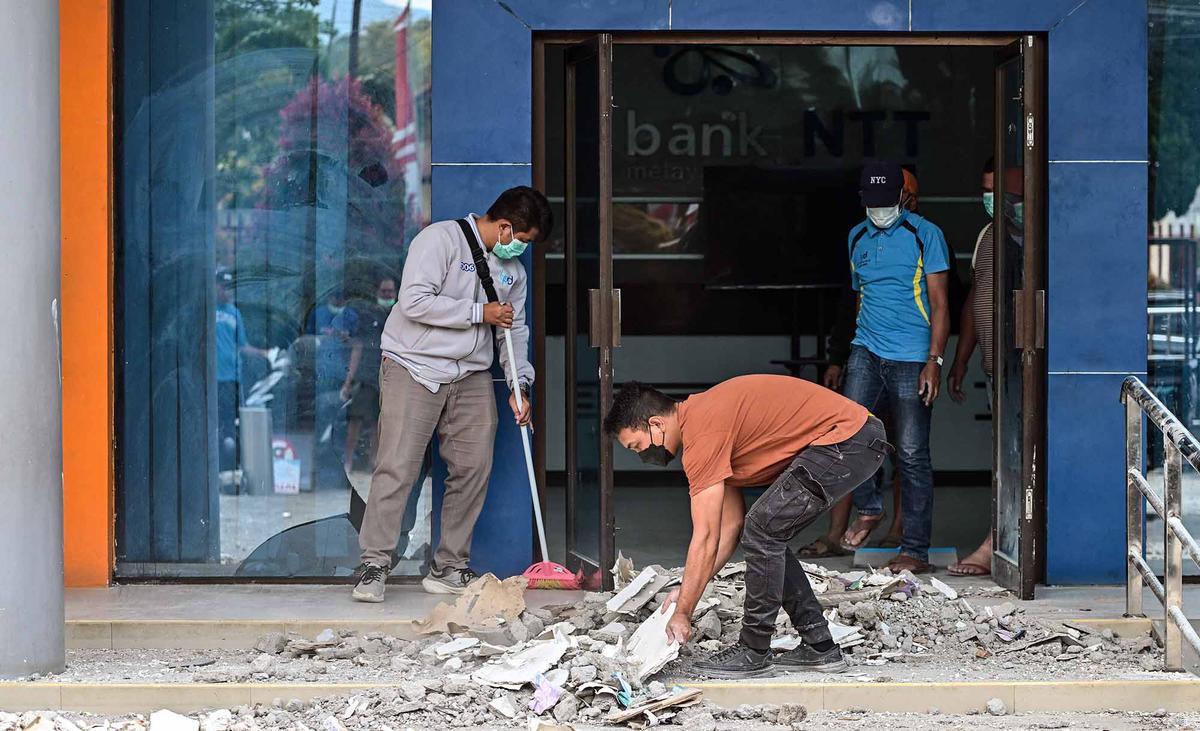 Warga Mulai  Bersihkan Puing Bangunan Pascagempa NTT