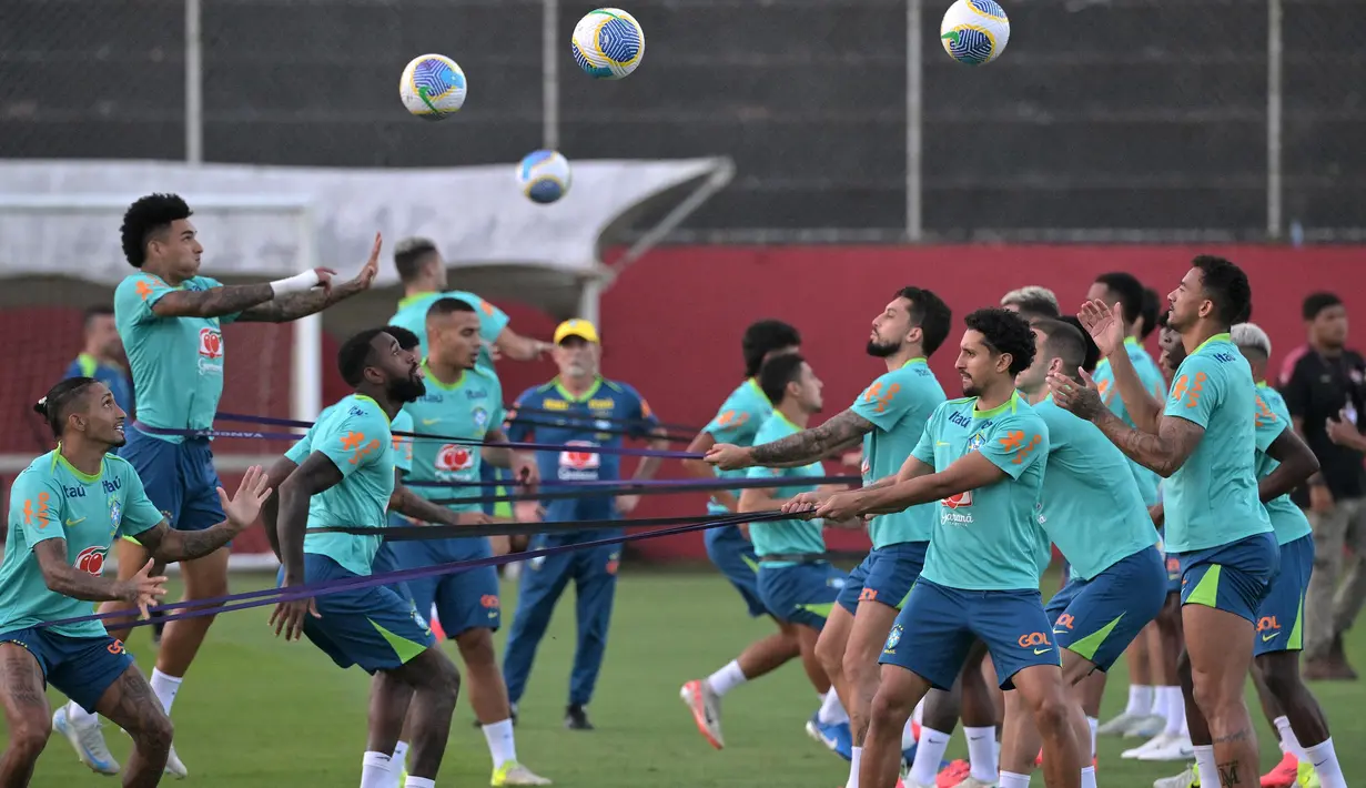Para pesepakbola yang tergabung dalam tim nasional Brasil mengambil bagian dalam sesi latihan di stadion Manuel Barradas di Salvador, Negara Bagian Bahia, Brasil, pada 17 November 2024. (Nelson ALMEIDA/AFP)